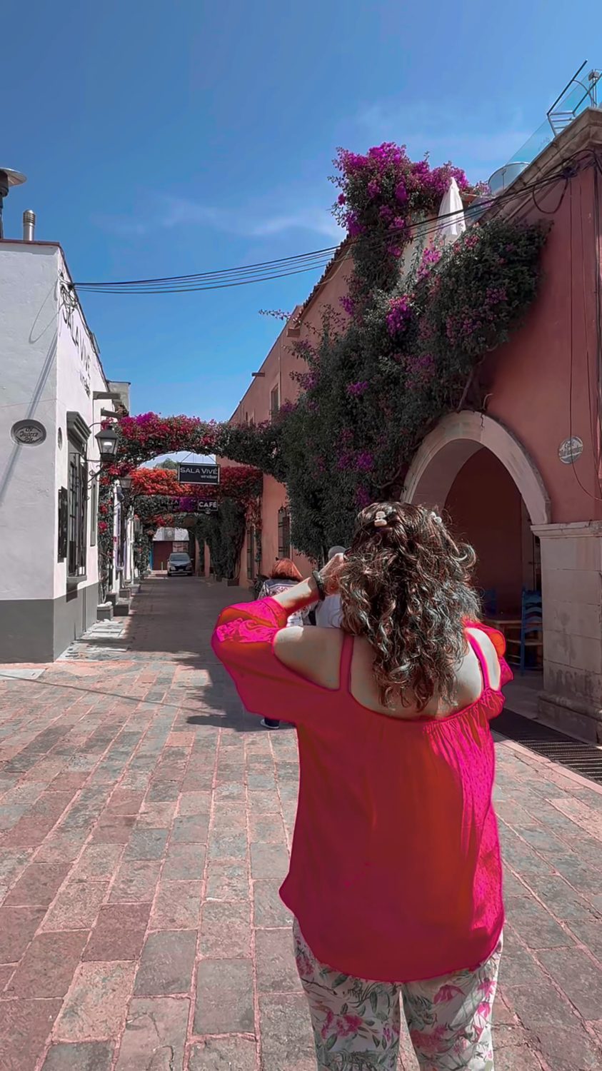Participante del PhotoWalk fotografiando en Tequisquiapan